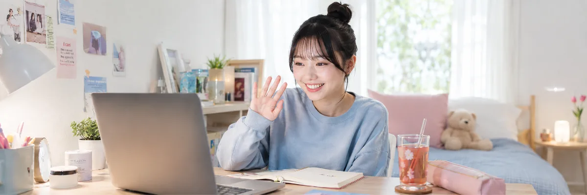 部屋からビデオ通話に参加する学生